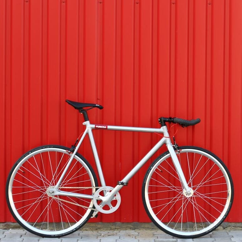 Fie că pedalezi zilnic prin oraș, urci pe trasee montane accidentate sau alergi la viteză pe șosea, cauciucurile potrivite pot face o diferență majoră.
