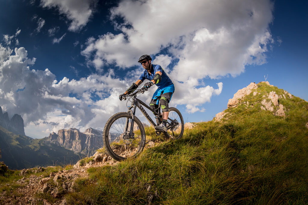 Bicicleta MTB Ghost pe traseu montan