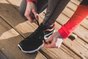 Cum să alegi corect adidașii de alergat pentru asfalt și trail: Ghid complet